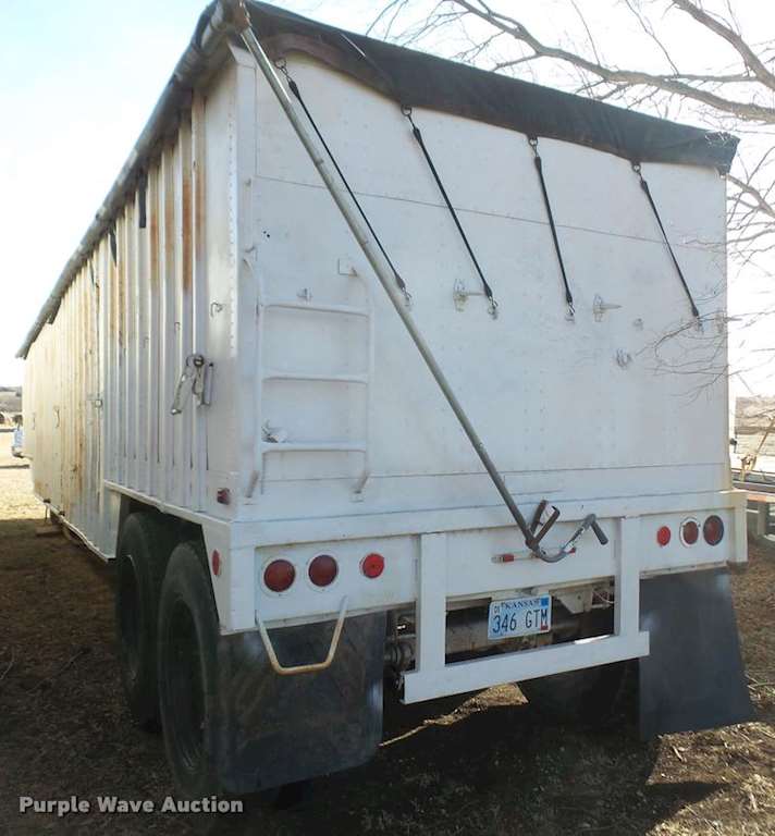 1973 Fruehauf H0710139 double hopper grain trailer For Sale Lyndon