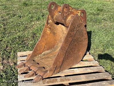 18" W Backhoe Bucket