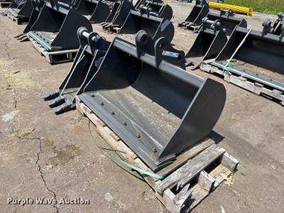 (2) CNH Industrial CNH33.37 Excavator Buckets