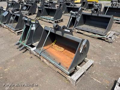 (2) CNH Industrial CNH33.37 Excavator Buckets
