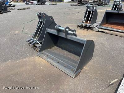 (2) CNH Industrial CNH33.37 Excavator Buckets