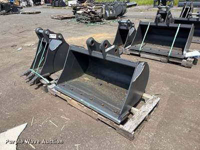 (2) CNH Industrial CNH33.37 Excavator Buckets