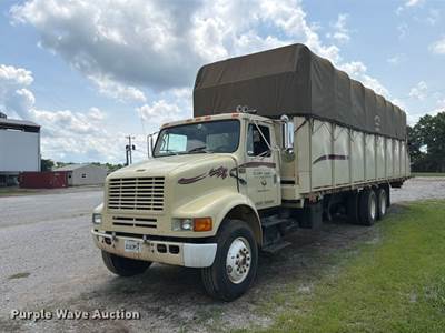 1992 International F-8100 Cotton Module Transport Truck