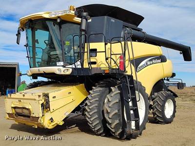 2003 New Holland CR960 Combine