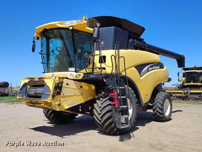 2005 New Holland CR960 Combine