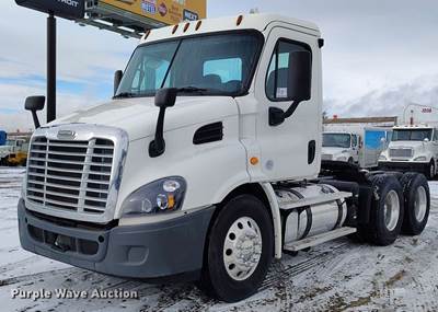 2016 Freightliner Cascadia 113 Semi Truck