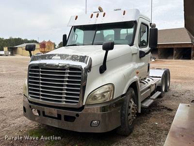 2011 Freightliner Cascadia 125 Semi Truck