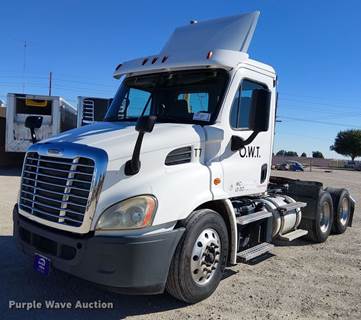 2016 Freightliner Cascadia Semi Truck