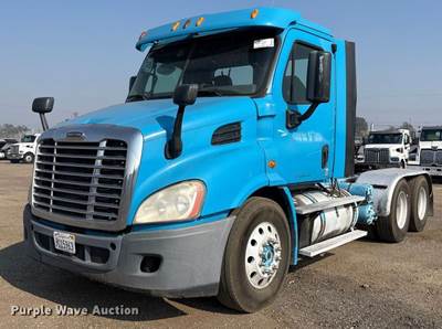 2014 Freightliner Cascadia Semi Truck