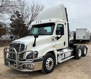2015 Freightliner Cascadia Semi Truck