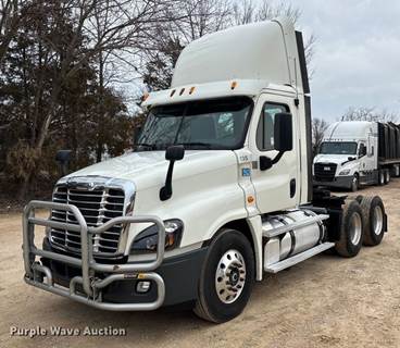 2015 Freightliner Cascadia Semi Truck