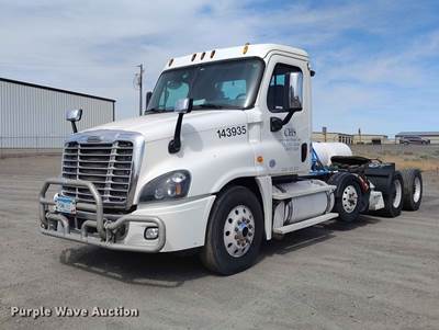 2014 Freightliner Cascadia Semi Truck