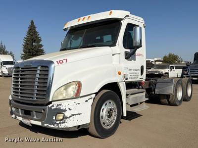 2010 Freightliner Cascadia Semi Truck