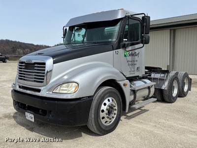 2005 Freightliner CL120 Semi Truck