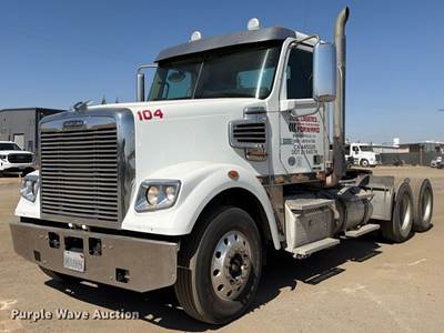2013 Freightliner Coronado Semi Truck