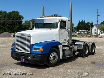 2000 Freightliner FLD Semi Truck