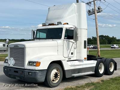 2000 Freightliner FLD120 Semi Truck