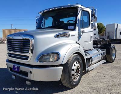 2011 Freightliner Business Class M2 Semi Truck