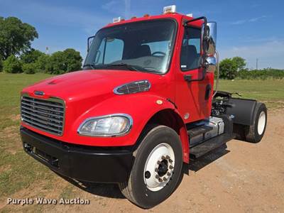 2016 Freightliner Business Class M2 Semi Truck