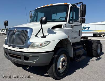 2005 International 4400 Semi Truck