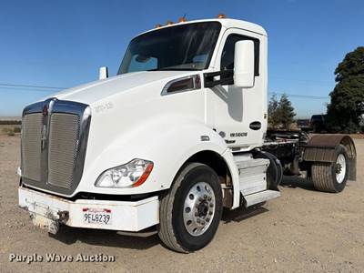 2015 Kenworth T680 Semi Truck