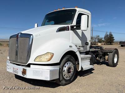 2015 Kenworth T680 Semi Truck