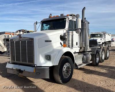 2007 Kenworth T8 Series Semi Truck