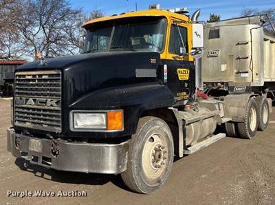 2000 Mack CH613 Semi Truck