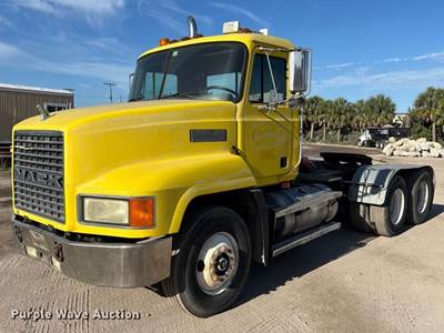 2000 Mack CH613 Semi Truck