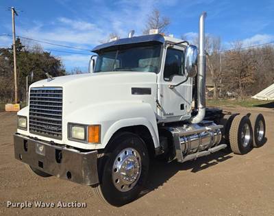2011 Mack Chu Semi Truck