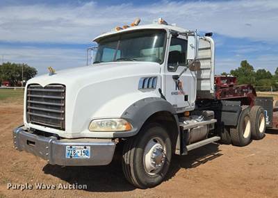 2010 Mack GU813 Semi Truck