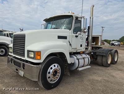 2009 Mack Pinnacle CHU613 Semi Truck