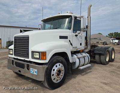 2009 Mack Pinnacle CHU613 Semi Truck