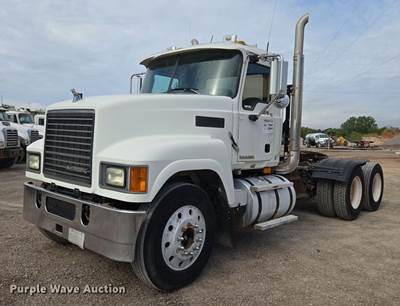 2009 Mack Pinnacle CHU613 Semi Truck