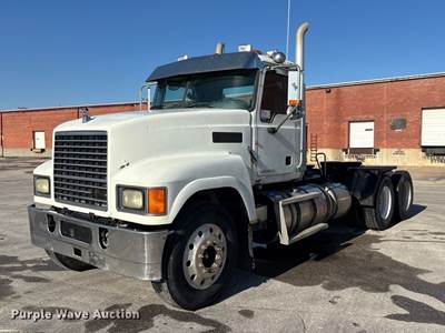 2012 Mack Pinnacle CHU613 Semi Truck