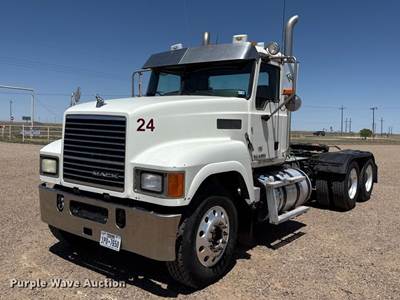 2015 Mack CHU613 Semi Truck
