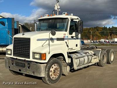 2015 Mack CHU613 Semi Truck