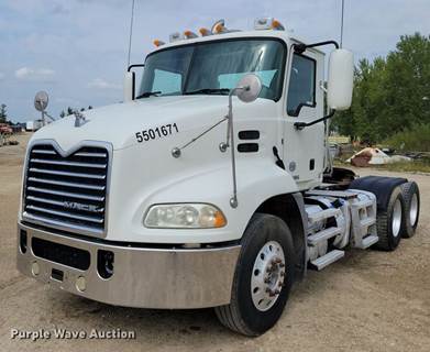 2016 Mack CXU613 Semi Truck