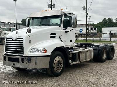 2017 Mack CXU613 Semi Truck