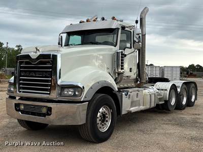 2016 Mack Titan TD713 Semi Truck
