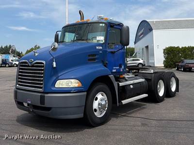 2006 Mack CNX613 Semi Truck
