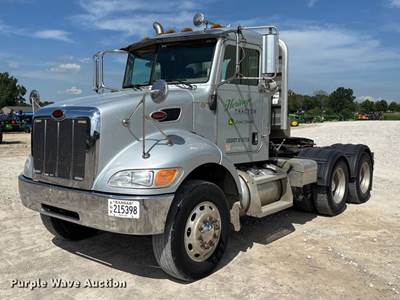 2007 Peterbilt 340 Semi Truck