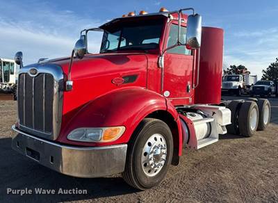 2012 Peterbilt 384 Semi Truck