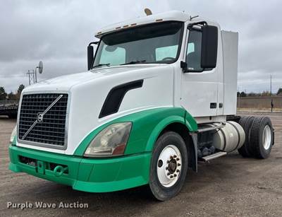 2010 Volvo VNL Semi Truck