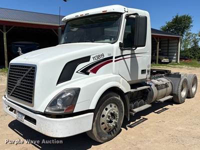 2011 Volvo VNL Semi Truck
