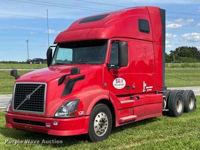 2015 Volvo VNL Semi Truck