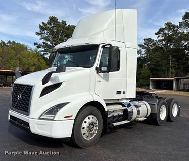 2019 Volvo VNR Semi Truck