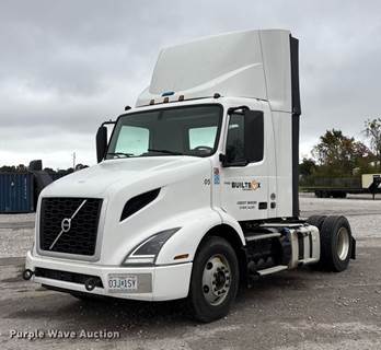 2022 Volvo VNR Semi Truck
