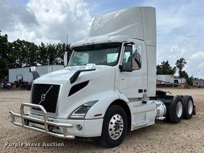 2020 Volvo VNR Semi Truck