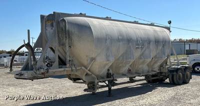 1992 J&L Tank Pneumatic dry Bulk Trailer